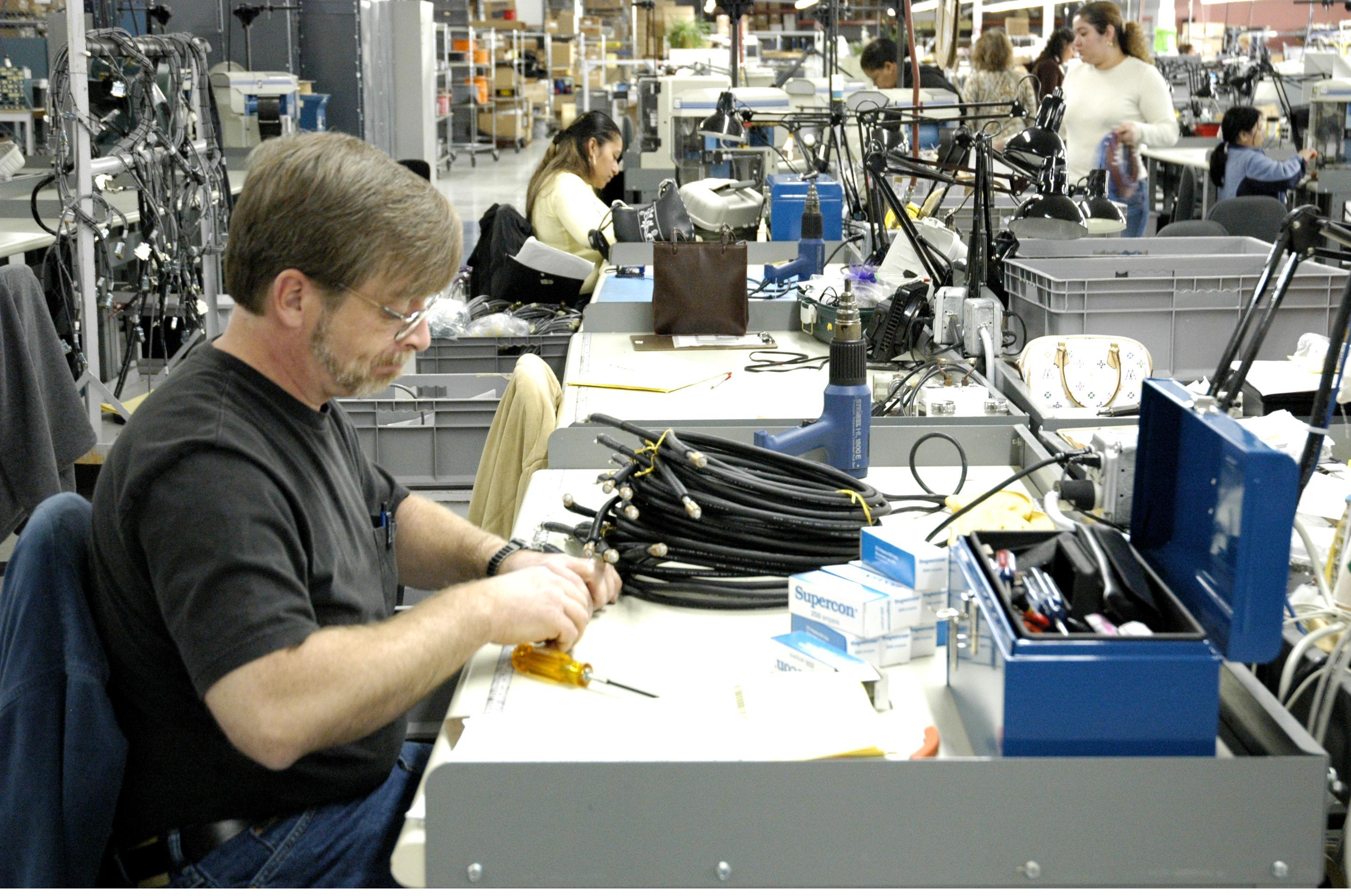 4 Reasons To Use A Contract Electronics Manufacturer